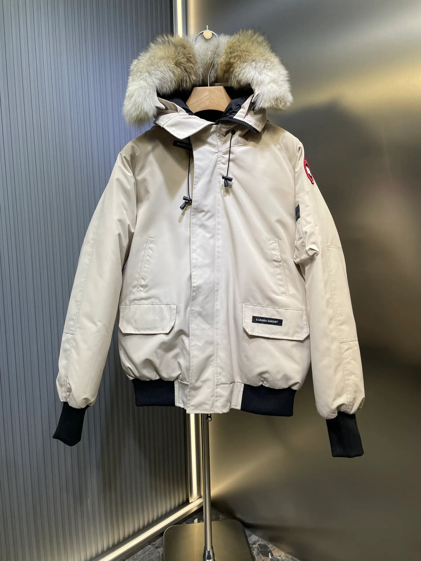 P900 special down Canada Goose Canada Goose #Chilliwack 7999M bomber jacket short down jacket/01 model #女与狠# Genuine synchronous anti-counterfeiting chip sensor! ➖ Imported 21S polyester-cotton blended original fabric [last year’s 16S/18S hard fabrics have been completely eliminated, this year all use 21S genuine synchronous fabrics, the soft mid-strap feels delicate and textured], genuine synchronous Feather-Light 10D waterproof coating fabric, made of 84.5 polyester fiber and 15.5 cotton, 100% the best feel in the entire network! ➖ The genuine official website is synchronized with the national standard 80 white duck down, you can check the official website customer service, there will never be a series of misleading claims such as 90 down or goose down! ➖ Using the best nylon lining with double double-layer sealing design, velvet-proof No. 7 needle + grid-filled down ready-made garments, there is 100% no so-called velvet running! ➖ The cuffs are designed with thickened seamless threads, and the collar and pockets are lined with top-quality polar fleece to keep you warm and comfortable! ➖ Yoshida YKK provides original custom-made electroplated sliders. YKK two-way lockable zippers are tight and smooth and will not peel off paint! ➖ 3M composite guarantees that the Velcro is the same as the original, durable, and all accessories and hardware are custom-made! ➖ Imported BEHRINGER embroidery machine to customize the 10,000-needle embroidery logo, 98% of which can be reproduced to restore the original logo. You can check and compare on the official website! ➖ The fur collars are all made of large pieces of Western Canadian blue wolf hide, ensuring that each fur collar is 13-15cm wide!   Size:XS-XXL
